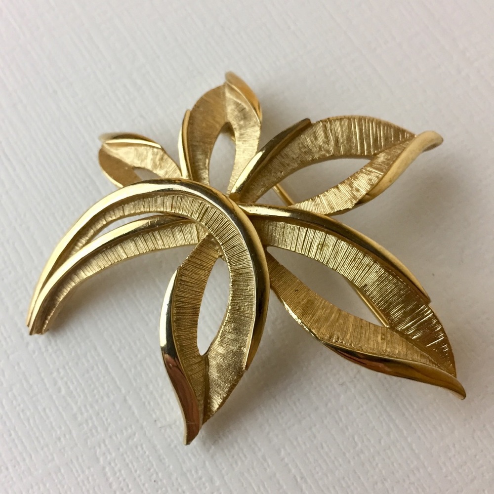 Vintage Trifari Gold Tone Leaf Brooch